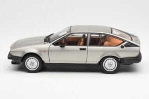 Alfa Romeo Alfetta GTV 2.0 Gris Métallique AUTOart 1:18 70147 Métal — image 4 sur 8