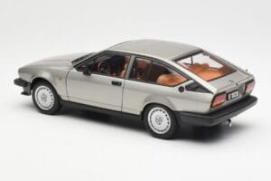 Alfa Romeo Alfetta GTV 2.0 Gris Métallique AUTOart 1:18 70147 Métal — image 7 sur 8