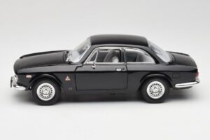 Alfa Romeo Giulia Sprint GTA Noir Road Signature 1:18 92348 Métal — image 4 sur 8