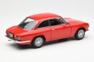 Alfa Romeo GT 1300 Junior LHD Rouge AUTOart 1:18 70131 Métal — image 3 sur 8
