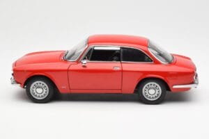 Alfa Romeo GT 1300 Junior LHD Rouge AUTOart 1:18 70131 Métal — image 4 sur 8
