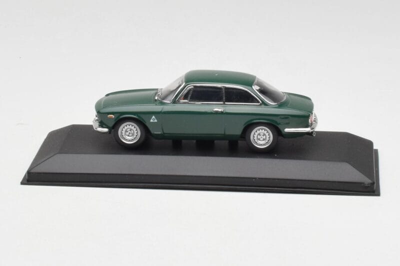 Alfa Romeo Giulia GTA 1300 Junior Vert Minichamps 1:43 ALFA010 Métal