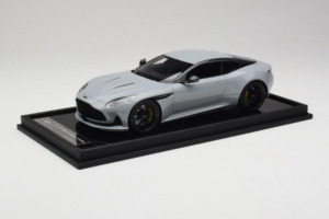 Aston Martin DB12 Nardo Gray MotorHelix 1:18 MH027NG Résine — image 2 sur 7