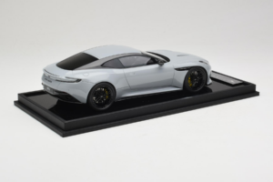 Aston Martin DB12 Nardo Gray MotorHelix 1:18 MH027NG Résine — image 3 sur 7