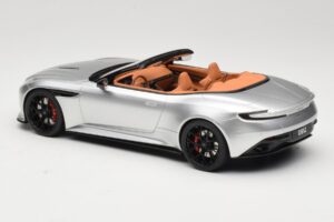 Aston Martin DB12 Volante Argent GT Spirit 1:18 GT945 Résine — image 5 sur 6