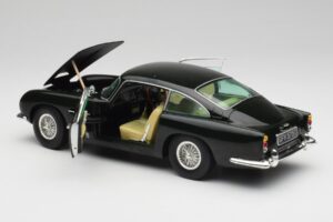 Aston Martin DB5 California Sauge Chrono 1:18 H1001 Métal — image 5 sur 8