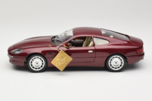 Aston Martin DB7 Rouge Guiloy 1:18 67550 Métal — image 4 sur 8