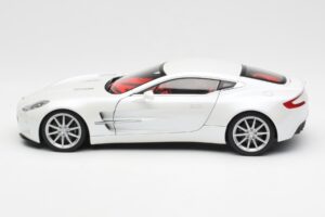 Aston Martin One-77 Morning Frost Blanc AUTOart 1:18 70244 Métal — image 4 sur 8