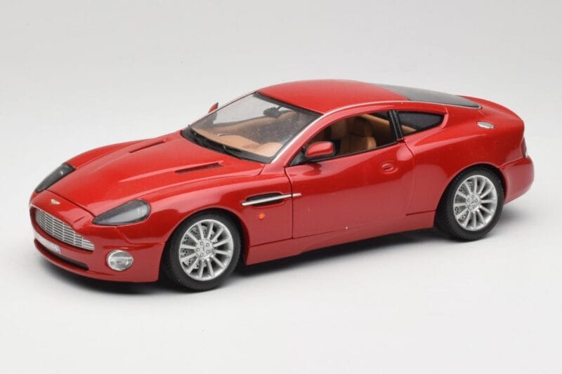 Aston Martin V12 Vanquish Rouge Bburago 1:18 34063 Métal