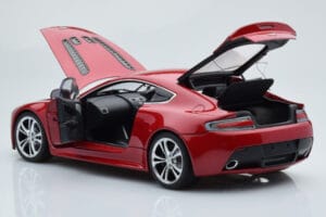 Aston Martin V12 Vantage Rouge AUTOart 1:18 70208 Métal — image 5 sur 8