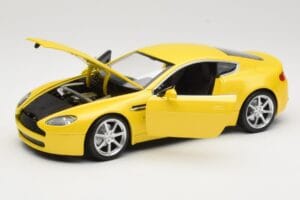 Aston Martin V8 Vantage Jaune Hot Wheels 1:18 G7159 Métal — image 2 sur 8