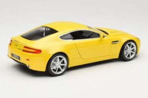 Aston Martin V8 Vantage Jaune Hot Wheels 1:18 G7159 Métal — image 3 sur 8
