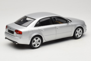 Audi A4 B7 Argent Minichamps 1:18 100014402 Métal — image 3 sur 8