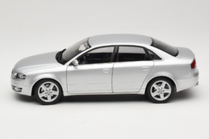 Audi A4 B7 Argent Minichamps 1:18 100014402 Métal — image 4 sur 8