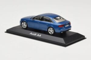 Audi A4 B8 3.2 Quattro Aruba Blue Minichamps 1:43 5010704123 Métal — image 3 sur 4
