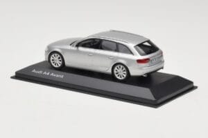 Audi A4 B8 Avant Ice Silver Minichamps 1:43 5011204213 Métal — image 3 sur 4