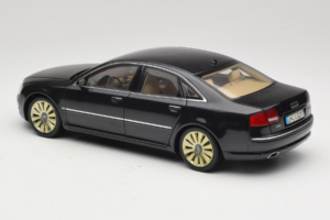 Audi A8 D3 W12 Noir Kyosho 1:18 5010508135 Métal — image 7 sur 8