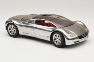 Audi Avus Quattro Chrome Silver Revell 1:18 08913-C1 Métal — image 6 sur 8