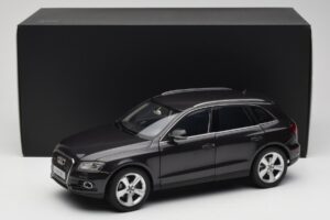 Audi Q5 8R Lava Grey Kyosho 1:18 09242LG Métal — image 8 sur 8