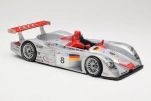 Audi R8 LMP900 #8 Audi Sport Team Joest F. Biela / E. Pirro / T. Kristensen 24 Hours of Le Mans 2000 Maisto 1:18 38899 Métal — image 4 sur 6