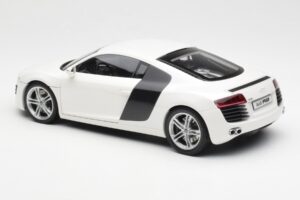 Audi R8 Type 42 Blanc Kyosho 1:18 09213W Métal — image 7 sur 8