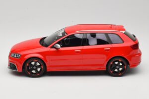 Audi RS3 8P Sportback Rouge DNA 1:18 DNA000056 Résine — image 3 sur 6