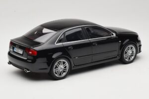 Audi RS4 B7 Sedan Phantom Black Minichamps 1:18 5010509115 Métal — image 3 sur 8