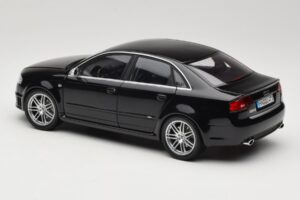 Audi RS4 B7 Sedan Phantom Black Minichamps 1:18 5010509115 Métal — image 7 sur 8