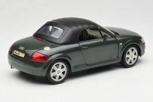 Audi TT 8N Roadster Vert Revell 1:18 8979 Métal — image 3 sur 8