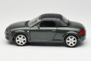 Audi TT 8N Roadster Vert Revell 1:18 8979 Métal — image 4 sur 8