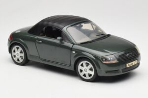 Audi TT 8N Roadster Vert Revell 1:18 8979 Métal — image 6 sur 8