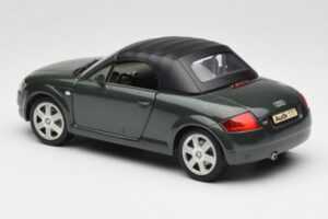 Audi TT 8N Roadster Vert Revell 1:18 8979 Métal — image 7 sur 8