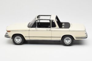BMW 2002 Baur Cabriolet E10 Chamonix Blanc AUTOart 1:18 70532 Métal — image 4 sur 8