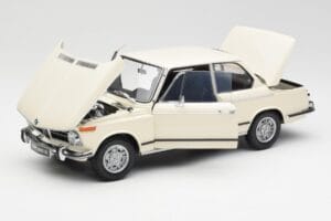 BMW 2002 Blanc Kyosho 1:18 08541W Métal — image 2 sur 8