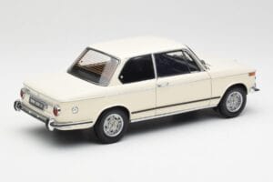 BMW 2002 Blanc Kyosho 1:18 08541W Métal — image 3 sur 8