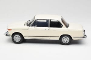 BMW 2002 Blanc Kyosho 1:18 08541W Métal — image 4 sur 8