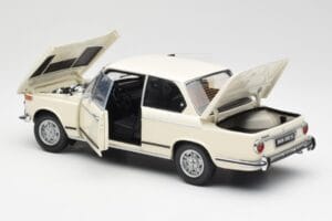 BMW 2002 Blanc Kyosho 1:18 08541W Métal — image 5 sur 8