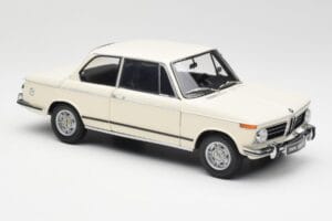 BMW 2002 Blanc Kyosho 1:18 08541W Métal — image 6 sur 8