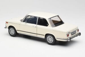 BMW 2002 Blanc Kyosho 1:18 08541W Métal — image 7 sur 8