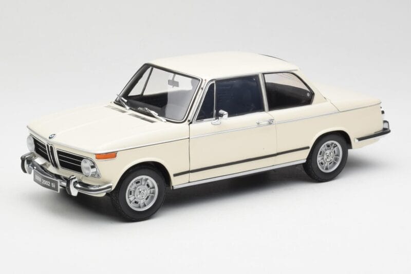 BMW 2002 Blanc Kyosho 1:18 08541W Métal