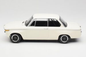 BMW 2002 Blanc Plain Body Version Minichamps 1:18 155702600 Métal — image 3 sur 6