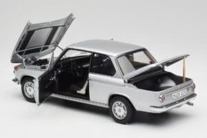 BMW 2002tii Argent AUTOart 1:18 80430151479 Métal — image 5 sur 8