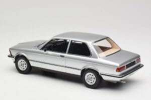 BMW 320 E21 Argent Minichamps 1:18 107024200 Résine — image 5 sur 6
