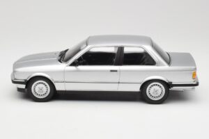 BMW 323i E21 Argent Minichamps 1:18 155026001 Métal — image 3 sur 6
