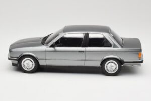 BMW 323i E30 Grey Metallic Minichamps 1:18 155026006 Métal — image 3 sur 6