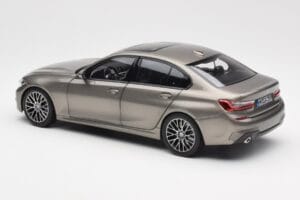 BMW 330i G20 Argent Norev 1:18 183275 Métal — image 7 sur 8