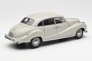 BMW 501 Cortina Gris AUTOart 1:18 80430393098 Métal — image 3 sur 8