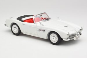 BMW 507 Touring Sport Feather White Revell 1:18 8810 Métal — image 6 sur 8