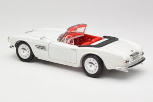BMW 507 Touring Sport Feather White Revell 1:18 8810 Métal — image 7 sur 8