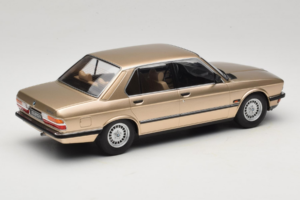 BMW 520i E28 Gold Metallic IXO 1:18 18CMC184 Métal — image 2 sur 6